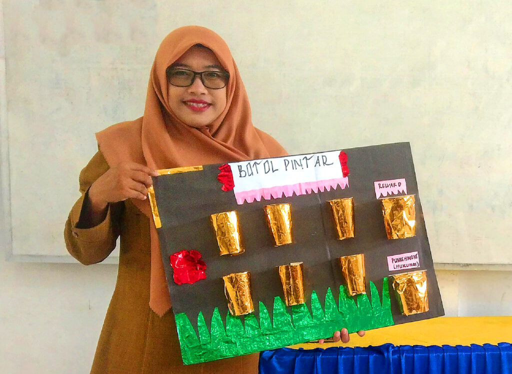 Kisah Lili Gusni: Guru Inspiratif Berkat Media Pembelajaran Botol Pintar