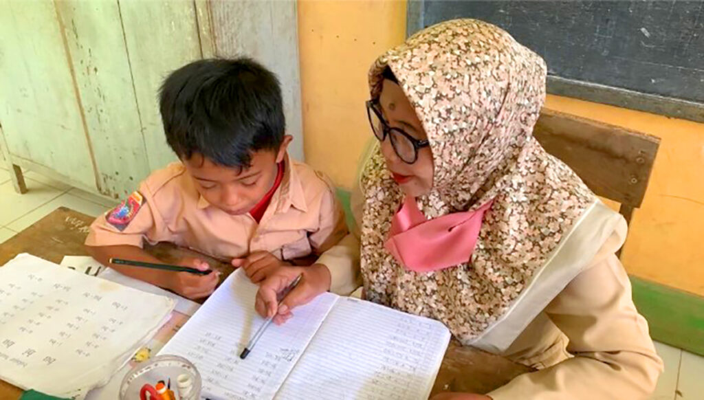 Kisah Ibu Sahari: Guru Honorer yang Rela Naik Turun Gunung Demi Kemajuan Pendidikan