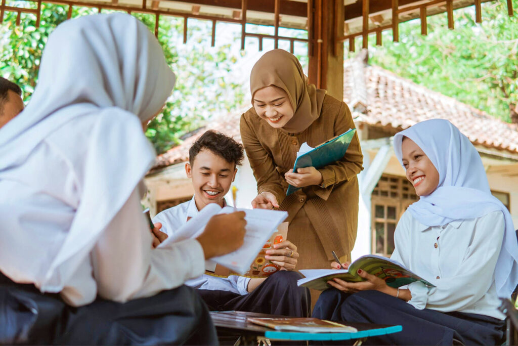 Begini Cara Membangun Hubungan Pertemanan yang Baik Antara Guru dan Siswa