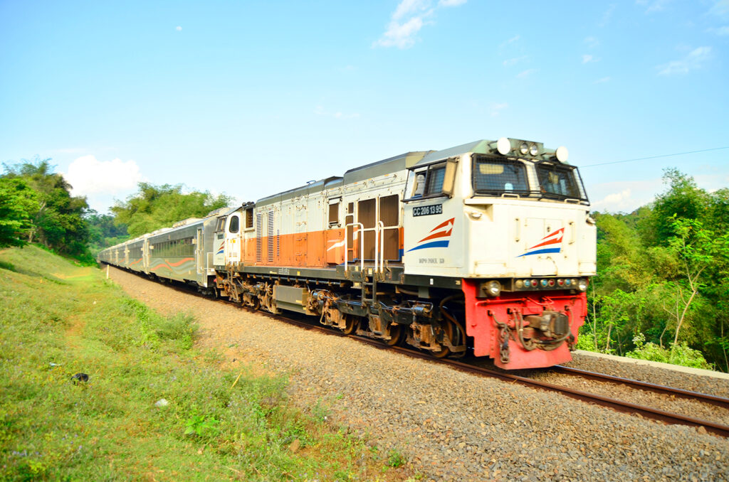 Mengenal Macam-Macam Kereta Api Berdasarkan Tenaga Penggeraknya