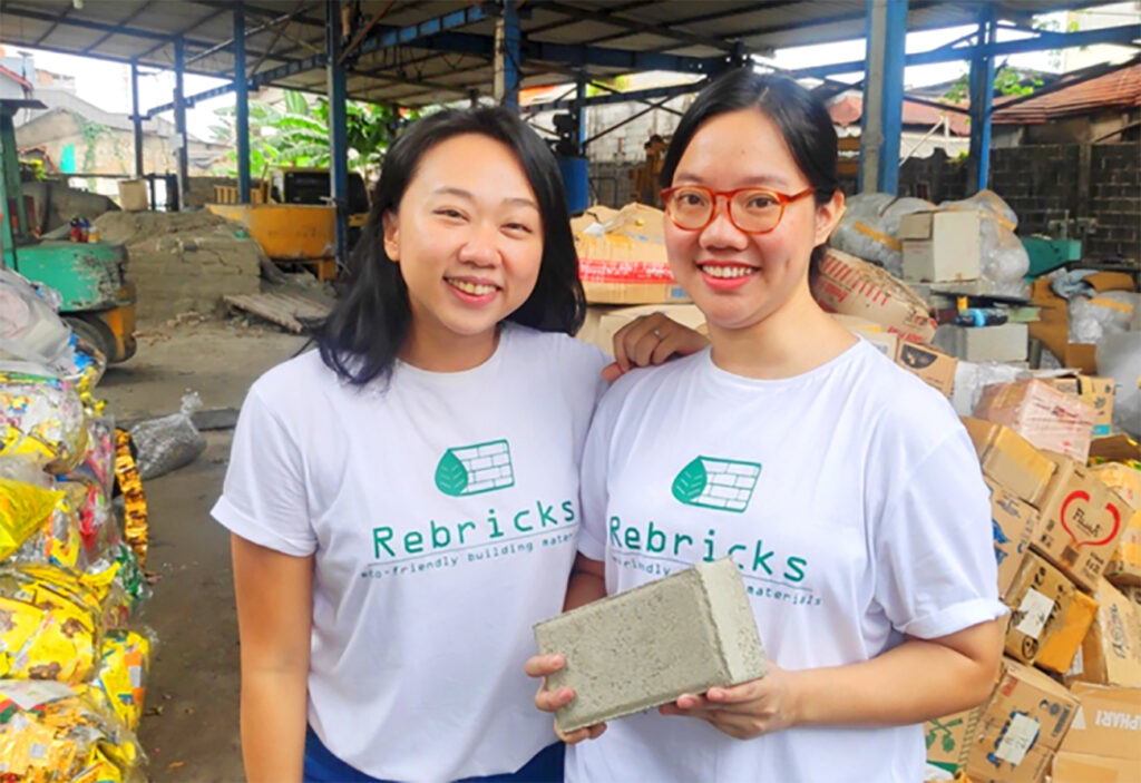 Kisah Ovy Sabrina & Novita Tan: Dua Wanita Hebat yang Berhasil Ubah Sampah Plastik Jadi Paving Block