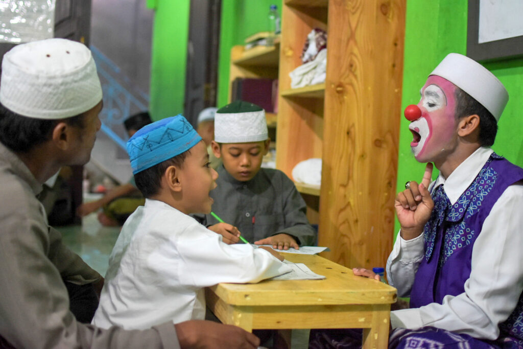 Kisah Yahya Hendrawan: Badut Syariah yang Ajarkan Mengaji Pada Anak-Anak